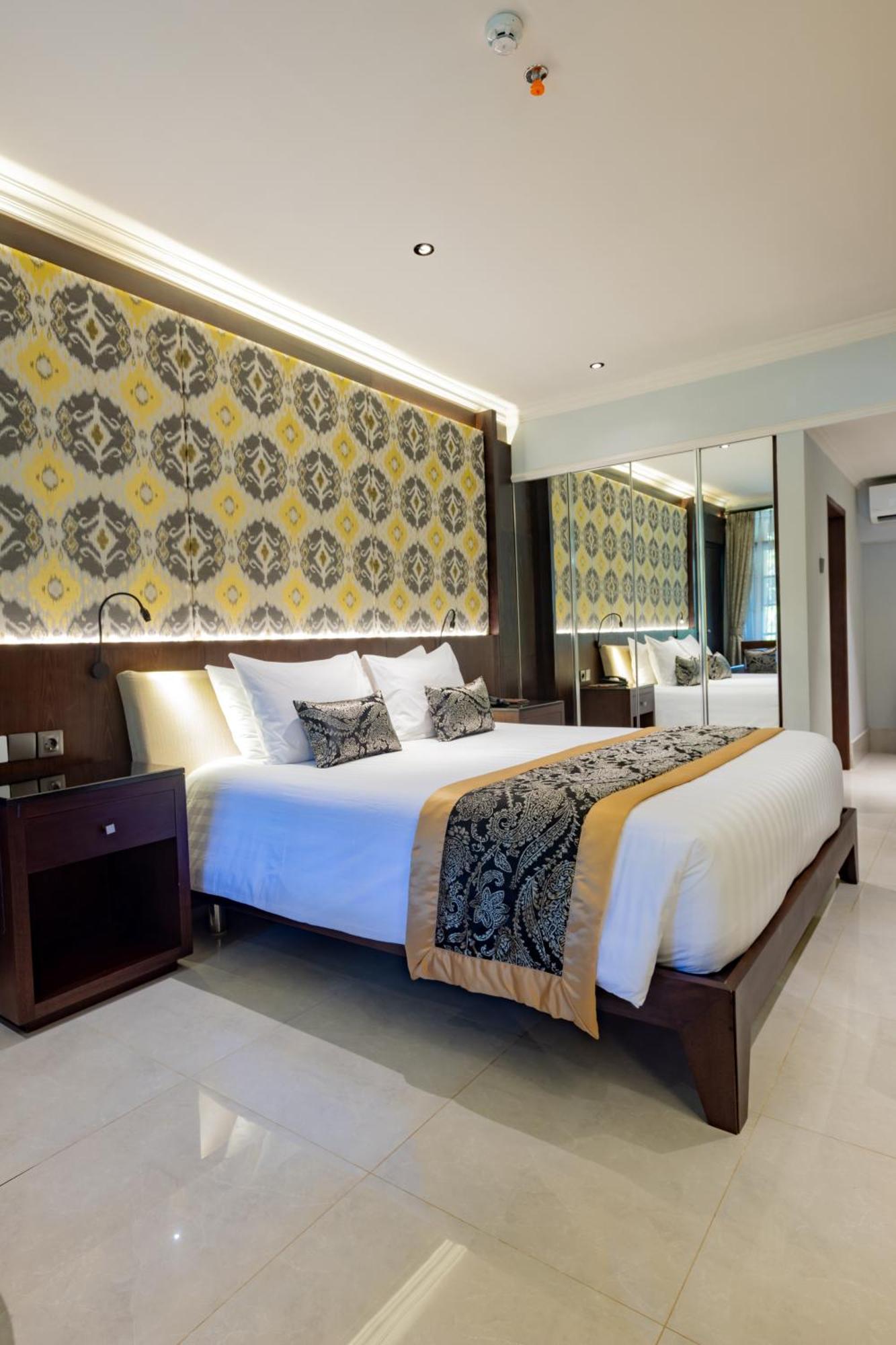 Puri Santrian Beach Resort And Spa Sanur  Exterior photo